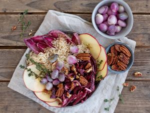 Rote-Bete-Apfel-Bowl mit Reis, Chicorée und karamellisierten Schalotten Rezept