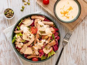 Salat mit Fleischstreifen Rezept