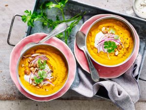 Scharfe Möhrensuppe mit Rauchmandeln