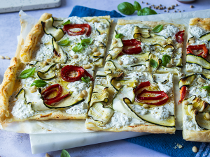 Schnelle Blätterteig-Pizza vom Blech