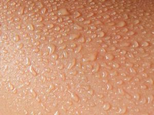 Starkes Schwitzen: Ursachen und Tipps