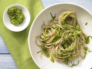 Spaghetti mit Bärlauch-Mandel-Pesto Rezept