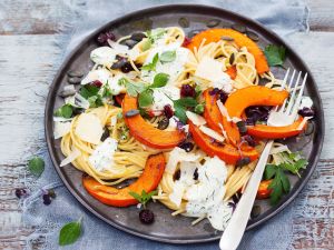 Spaghetti mit Kürbis und Joghurt-Kräuter-Sauce Rezept