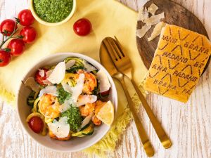 Spinat-Grana-Padano-Pesto mit Zucchininudeln, Kirschtomaten und Garnelen Rezept