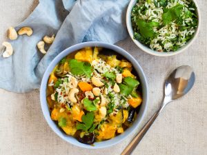 Süßkartoffel-Auberginen-Curry mit Reis-Kräuter-Topping Rezept