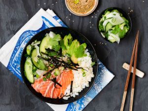 Sushi-Bowl mit Lachs und Avocado Rezept