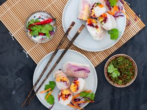 Sushi-Sommerrollen mit Gemüse-Ananas-Füllung und Koriander-Dip Rezept