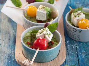 Tomaten-Oliven-Spießchen mit Avocado-Dip Rezept