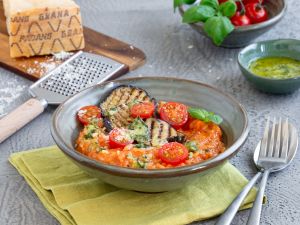 Tomaten-Risotto mit gegrillter Aubergine und Grana-Padano-Basilikum-Öl Rezept