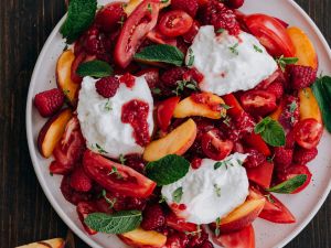 Tomatensalat mit Pfirsichen, Himbeeren und Burrata Rezept