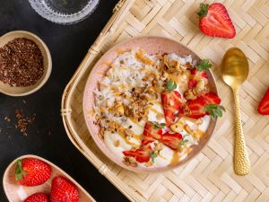 Veganes Reis-Quark-Frühstück mit Erdbeeren und Nuss-Crunchys Rezept