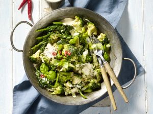 Vegetarischer Gemüse-Wok mit Paprika-Chili-Frischkäsecreme