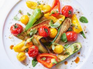 Warmer Sommersalat mit Gemüse Rezept