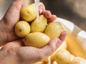 Darum sollten Sie Obst und Gemüse vor dem Verzehr waschen