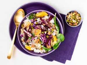 Wildreis-Bowl mit Feldsalat, Rotkohl und Nuss-Orangen-Dressing Rezept