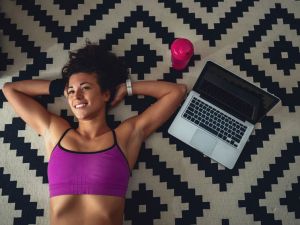 Wohnzimmer-Workout: Power-Übungen für den Bauch