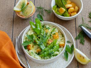 Zitronen-Kräuter-Risotto mit Zuckerschoten und Halloumi-Würfeln Rezept