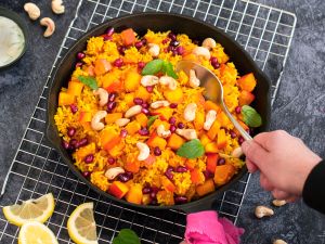 Zitronen-Reis-Pfanne mit Hokkaido, Raita und Minze Rezept