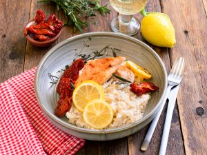 Zitronenhähnchen mit sonnengetrockneten Tomaten auf Risotto Rezept