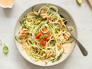 Zoodles mit Paprika-Chili-Sauce und Hühnchen