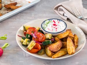 Zucchinisalat mit Ofenkartoffeln Rezept