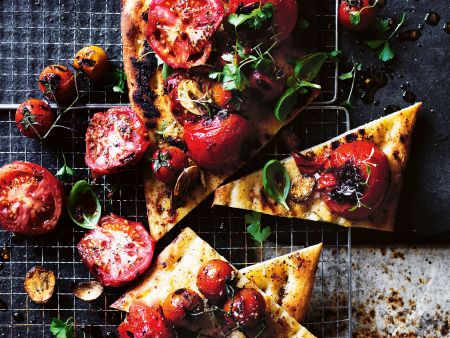 Afghanisches Fladenbrot mit Tomaten und Knoblauch