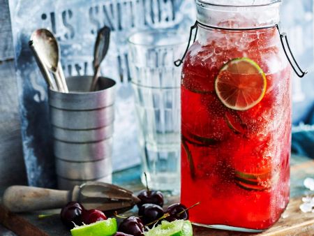 Agua fresca mit Kirschen und Limetten