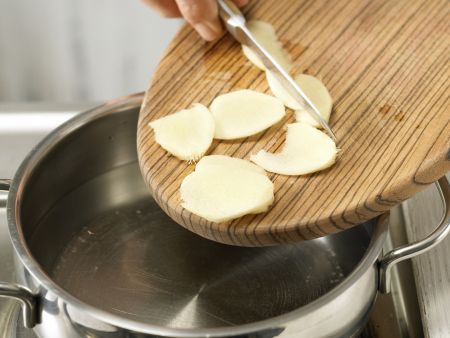 Alkoholfreie Erdbeerbowle Zubereitung Schritt 1 Alkoholfreie Erdbeerbowle Zubereitung Schritt 1