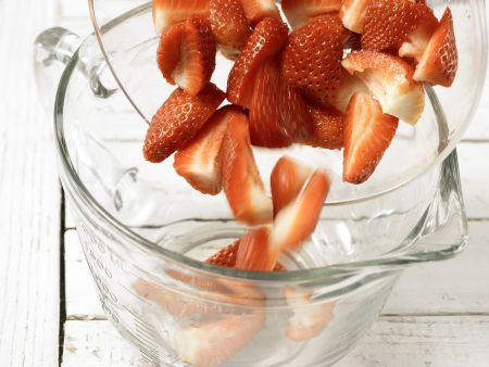 Alkoholfreie Erdbeerbowle Zubereitung Schritt 3 Alkoholfreie Erdbeerbowle Zubereitung Schritt 3