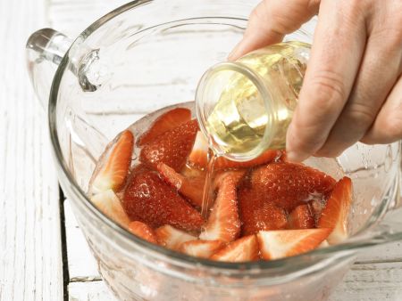Alkoholfreie Erdbeerbowle Zubereitung Schritt 4 Alkoholfreie Erdbeerbowle Zubereitung Schritt 4