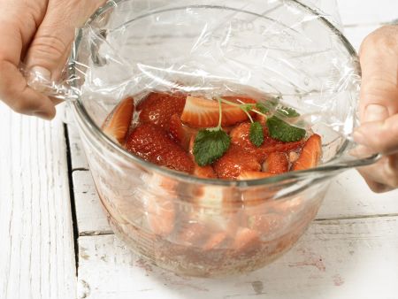 Alkoholfreie Erdbeerbowle Zubereitung Schritt 5 Alkoholfreie Erdbeerbowle Zubereitung Schritt 5
