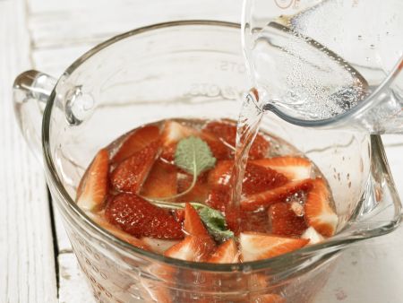 Alkoholfreie Erdbeerbowle Zubereitung Schritt 6 Alkoholfreie Erdbeerbowle Zubereitung Schritt 6