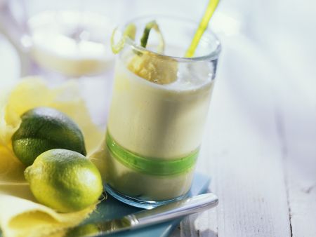 Ananas-Kefir-Drink mit Mangoeis