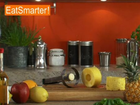 Ananas in Ringe schneiden