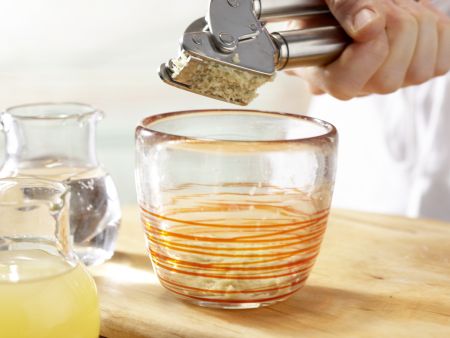 Apfel-Ingwer-Schorle Zubereitung Schritt 1 Apfel-Ingwer-Schorle Zubereitung Schritt 1