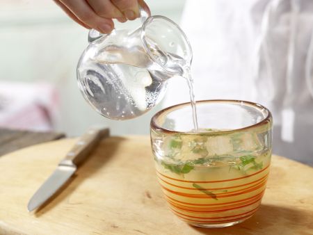 Apfel-Ingwer-Schorle Zubereitung Schritt 3 Apfel-Ingwer-Schorle Zubereitung Schritt 3