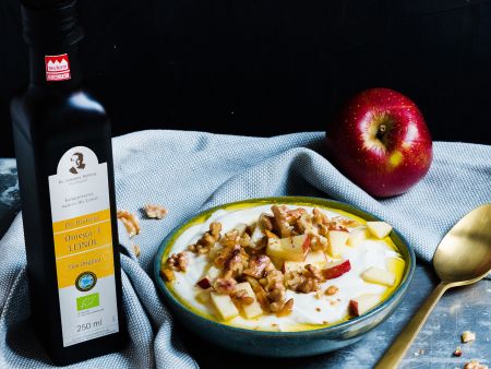 Apfel-Quark-Bowl mit Leinöl und Walnüssen