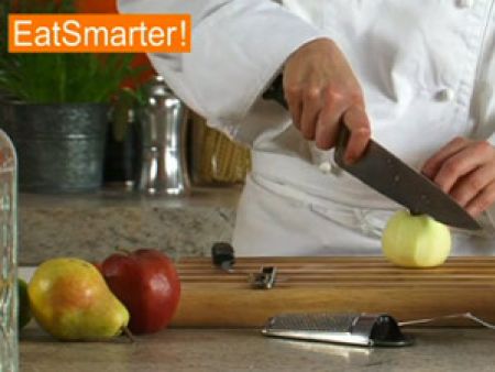 Apfel schälen und schneiden