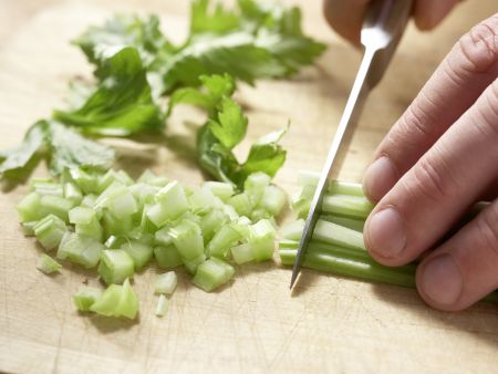 Apfel-Sellerie-Brotaufstrich Zubereitung Schritt 2 Apfel-Sellerie-Brotaufstrich Zubereitung Schritt 2