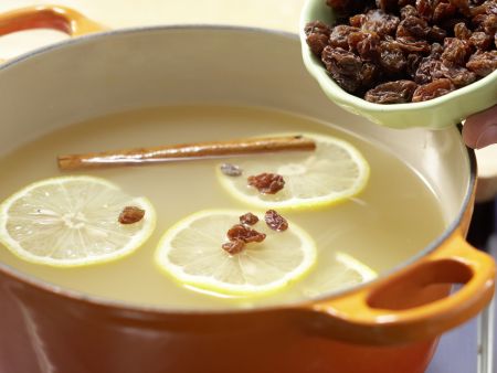 Apfelpunsch mit Rosinen Zubereitung Schritt 4 Apfelpunsch mit Rosinen Zubereitung Schritt 4