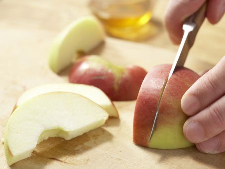 Apfelspieße in Mandelkaramell Zubereitung Schritt 3 Apfelspieße in Mandelkaramell Zubereitung Schritt 3