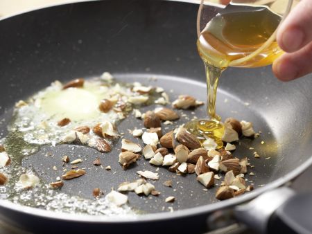 Apfelspieße in Mandelkaramell Zubereitung Schritt 5 Apfelspieße in Mandelkaramell Zubereitung Schritt 5