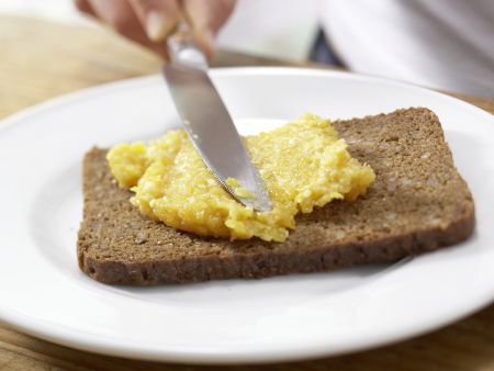 Aprikosenaufstrich mit Mandeln Zubereitung Schritt 5 Aprikosenaufstrich mit Mandeln Zubereitung Schritt 5