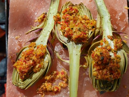 Artischocken mit Paprika-Kapern-Kruste vom Grill