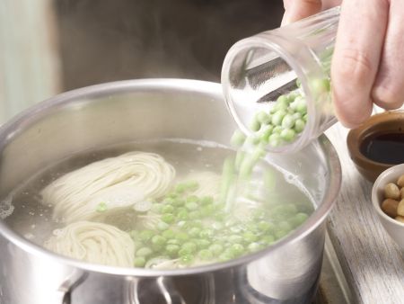 Asiatische Bratnudeln Zubereitung Schritt 1 Asiatische Bratnudeln Zubereitung Schritt 1