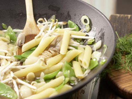 Asiatische Gemüsenudeln Zubereitung Schritt 8 Asiatische Gemüsenudeln Zubereitung Schritt 8