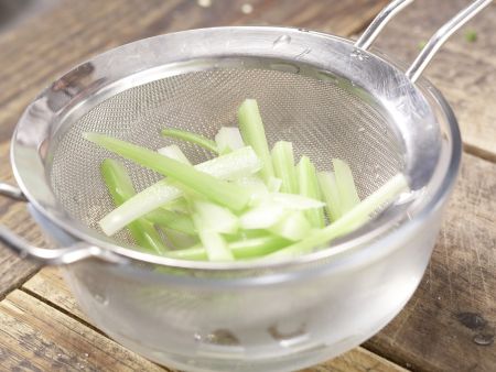 Asiatischer Hähnchensalat Zubereitung Schritt 6 Asiatischer Hähnchensalat Zubereitung Schritt 6