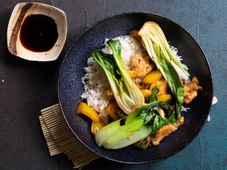 Asiatisches Knoblauch-Hähnchen mit Gemüse und Reis
