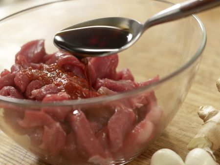 Asiatisches Rindfleisch aus dem Wok Zubereitung Schritt 1 Asiatisches Rindfleisch aus dem Wok Zubereitung Schritt 1