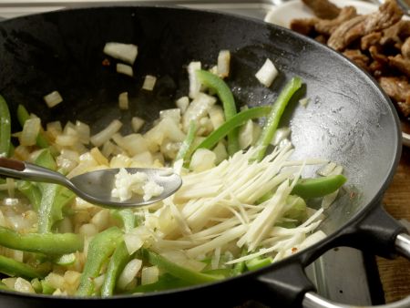 Asiatisches Rindfleisch aus dem Wok Zubereitung Schritt 7 Asiatisches Rindfleisch aus dem Wok Zubereitung Schritt 7